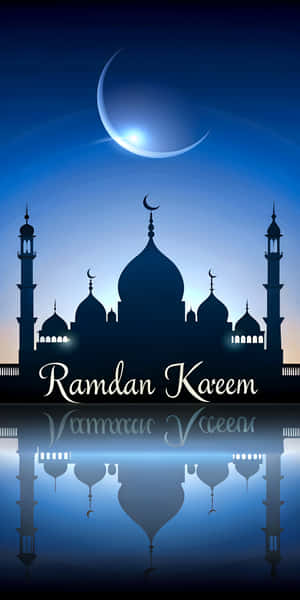 彎月下的清真寺剪影，水中倒影和Ramdan Kareem文字 — 齋戒月 壁紙