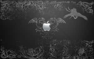 深色皮革上的銀色Apple標誌，帶有白色華麗鳥類和龍的設計。