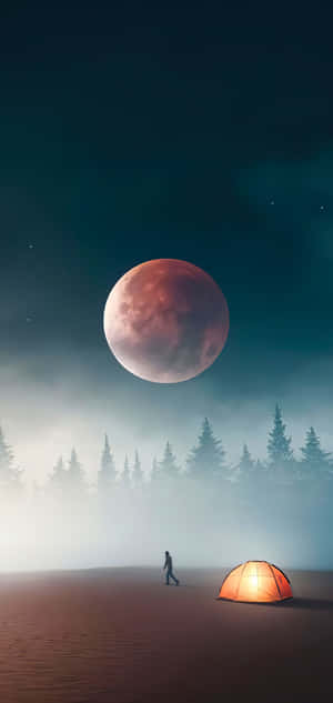 一個人在霧氣森林中走向紅月下亮著的帳篷。 — 月色夜空 壁紙