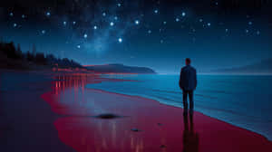 一個男人夜晚獨自站在濕漉漉的海灘上，觀看倒映在發光紅色海水中的星星，遠處有城市燈光。
