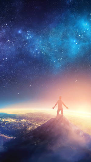 人在山頂張開雙臂站在星空下
