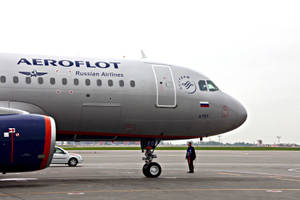 Aeroflot客機在停機坪上與地勤人員