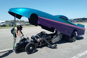機械師在停車場維修色彩繽紛的訂製改裝賽車。 — 汽車 壁紙