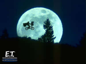 小孩和外星人騎單車飛向巨大月亮，越過夜晚的森林。 — 電影 GIF 壁紙