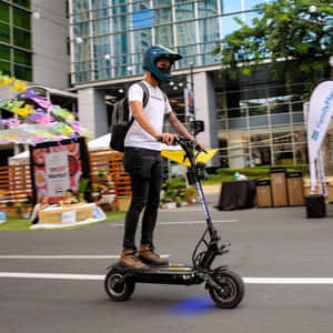 男子在城市街道上騎電動滑板車，背景有現代建築和市場攤位。