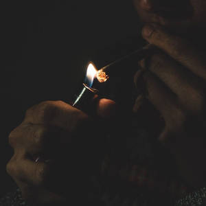 在黑暗中用手點燃大麻煙