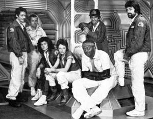 1980年代科幻系列演員在太空船佈景中擺姿勢。