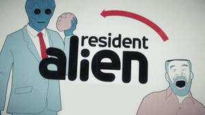 穿著西裝的外星人拿著大腦，旁邊有一個尖叫的男人，標題為《Resident Alien》。