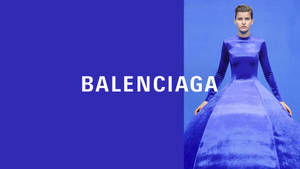 模特兒身穿皇家藍色長袍為 Balenciaga 時裝活動擺姿勢。 — 深藍色美學 壁紙