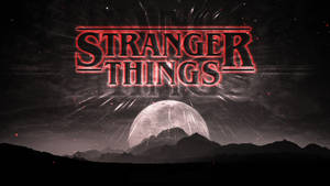 Stranger Things 標誌在月光照耀的山脈上空夜間發出紅光。