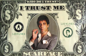 Scarface 電影海報，穿西裝的男人在美元鈔票設計上吸煙。