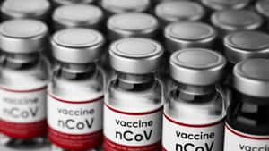在臨床環境中標有 nCoV 的醫療疫苗小瓶排。