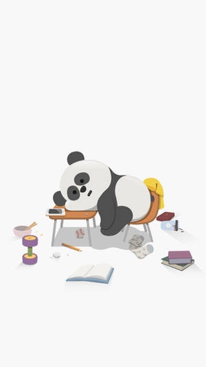 一隻卡通熊貓在雜亂的書桌上睡覺，書桌上有書本和健身啞鈴。