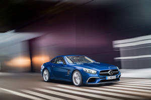 藍色 Mercedes SL 開篷跑車在夜間隧道中疾馳。