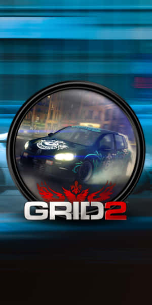 黑色賽車在夜間穿過城市，透過圓形鏡片觀看，帶有GRID 2標誌。