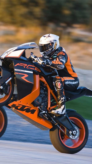 電單車手在賽道上騎著橙色KTM RC8賽車傾身入彎。