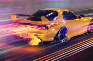 黃色萬事得RX-7跑車在夜間飛馳，排氣管噴出火焰，霓虹燈軌道。