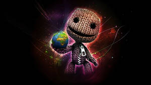 Sackboy 在宇宙場景中抱著地球，伴隨著發光的能量痕跡。 — 行星 壁紙