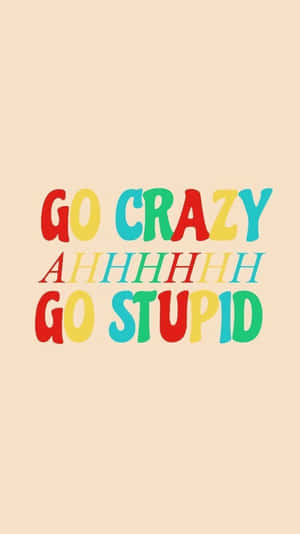 在米色背景上大膽多彩的文字寫著 go crazy ahhhhhh go stupid