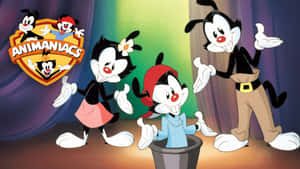來自《Animaniacs》的三個卡通角色站在有彩色窗簾的舞台上。