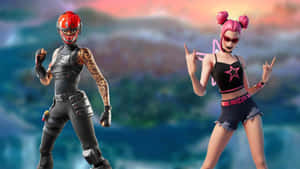 兩個Fortnite角色穿著鮮豔服裝，在日落山景中擺姿勢。