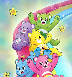 五隻快樂的Care Bears堆疊在彩虹上，微笑的星星在明亮的天空中。