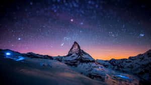 在星空暮色天空下，帶有紫色和橙色色調的白雪覆蓋的山峰。 — 型格藍色動態 壁紙