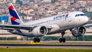 LATAM飛機降落在跑道附近的城市建築