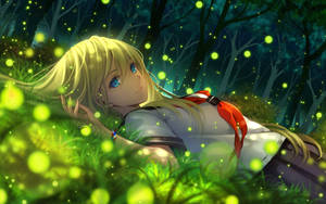 金髮動漫女孩在黑暗森林中螢火蟲下的發光草地上休息。 — 可愛動漫女仔 壁紙