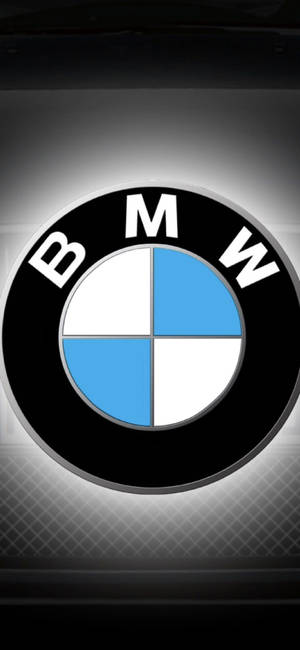 發光的BMW標誌在深色紋理背景上帶有背光。