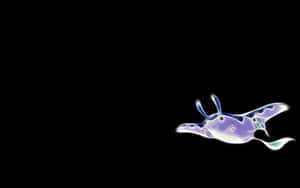 一個在黑暗中漂浮的發光紫色和藍色外星生物。