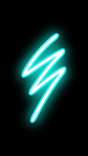 黑色背景上發光的青色霓虹閃電。 — 夜空 壁紙