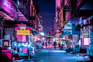 夜晚霓虹燈照亮的泰國街市，閃爍的招牌和小販。