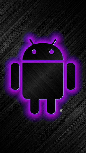 深色拉絲金屬背景上的發光紫色Android機械人圖示。