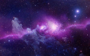 深邃太空中充滿星星的鮮豔紫色和藍色星雲。 — 太空 壁紙
