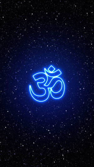 在星空夜空中發光的霓虹藍色 Om 符號。
