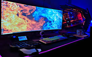 在紫色燈光下帶有 RGB 鍵盤和發光 PC 的遊戲桌。