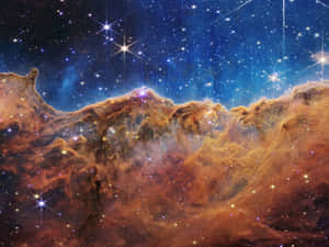 一個色彩繽紛的星雲，有發光的橙色雲朵和明亮的星星在深空中。