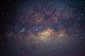 銀河系在夜空中閃耀著發光的星雲和無數的星星。