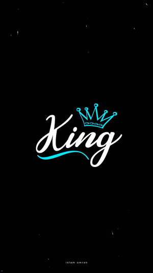 黑色背景上帶有皇冠的風格化 'King' 文字。