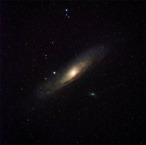 深空中帶有明亮核心和星空背景的螺旋星系。