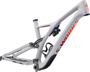 白色Specialized S-Works山地車車架，帶有橙色字母和黑色組件。 — 電腦 壁紙