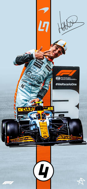 F1車手蘭度·諾里斯身穿賽車裝備，在賽車旁比出和平手勢。