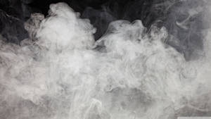 白煙在黑暗背景中翻騰，產生柔和空靈的效果。