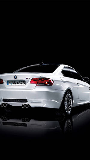 白色BMW M3跑車在黑色表面上的反射