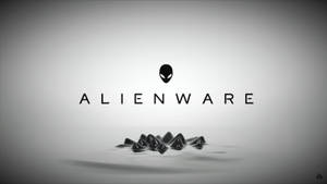 Alienware 標誌，外星人頭部在文字上方，漂浮在液體表面之上。