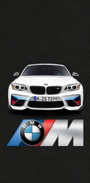 白色BMW M2跑車，帶有M標誌，背景為黑色紋理。