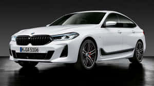 白色BMW M5轎車，黑色飾邊和紅色制動卡鉗，工作室環境。 — 平治 C300 壁紙