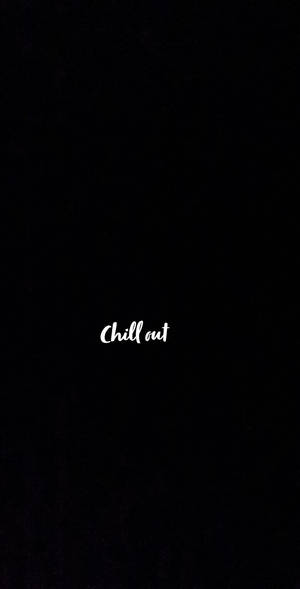 黑色背景，白色草書文字寫著 chill out