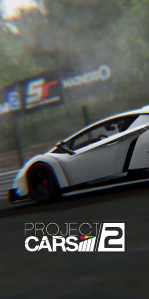 白色賽車在潮濕賽道上疾馳，帶有Project CARS 2標誌。